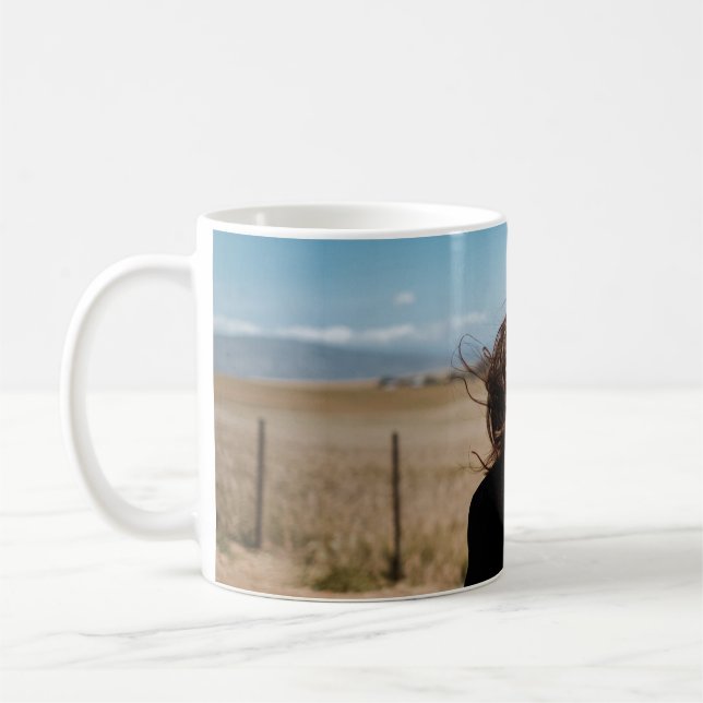 Taza De Café Mujer sonriente en campo marrón y verde (Izquierda)