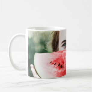 Taza De Café Mujer sosteniendo sandía en rodajas