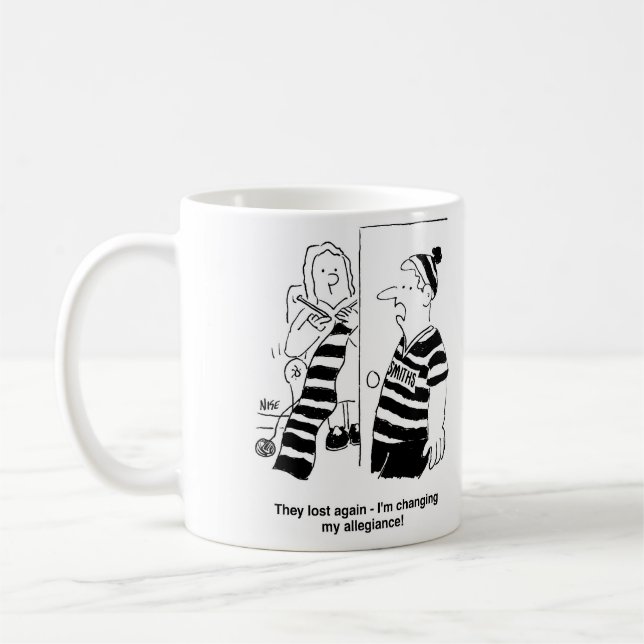 Taza De Café Mujer tiñendo una bufanda a hincha de fútbol (Izquierda)