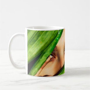 Taza De Café Mujer tras hojas verdes