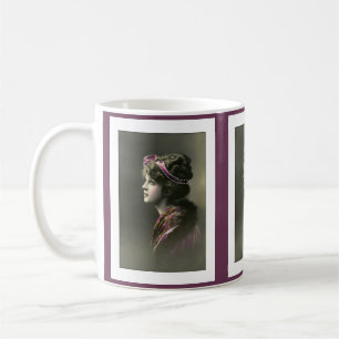 Taza De Café mujer victoriana con expresión esperanzada
