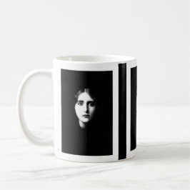 Taza De Café Mujer victoriana con expresión inquietante