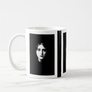 Taza De Café Mujer victoriana con expresión inquietante
