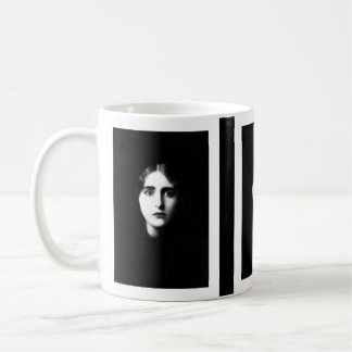 Taza De Café Mujer victoriana con expresión inquietante