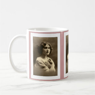 Taza De Café mujer victoriana con los brazos cruzados