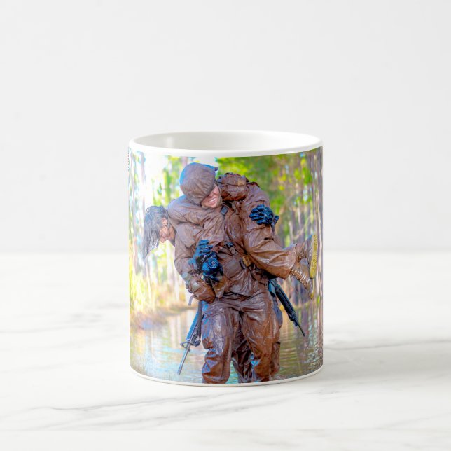 TAZA DE CAFÉ MUJERES COMBATIENTES DE EE. UU. (Centro)