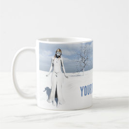 Taza De Café Mujeres elfás caminando en la nieve. texto de pers