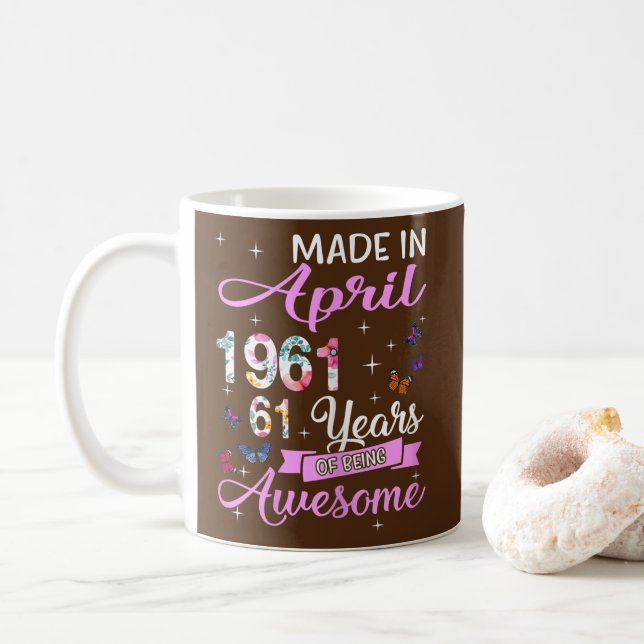 Taza De Café Mujeres Felices 61er Cumpleaños Hecho En Abril De  (Con donut)