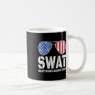 Taza De Café Mujeres inteligentes contra Trump gracioso anti-Tr