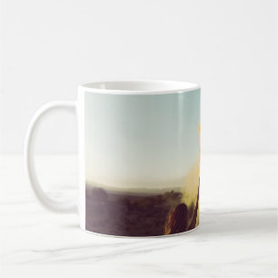 Taza De Café Mujeres paradas en un desierto sosteniendo relaves