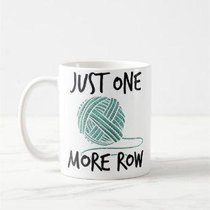 Taza De Café Mujeres Solo Una Fila Más Tejiendo Lana Ganchillo