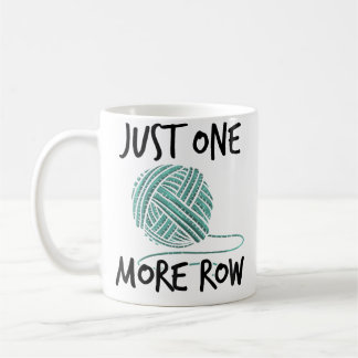 Taza De Café Mujeres Solo Una Fila Más Tejiendo Lana Ganchillo
