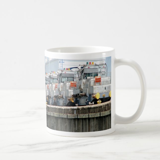 Taza De Café "Mulas eléctricas," cerraduras de Pedro Miguel, (Derecha)