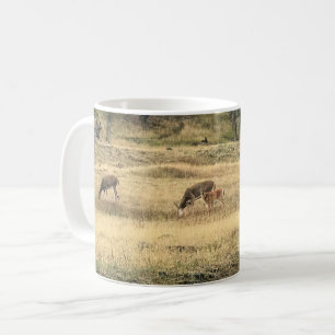 Taza De Café Mule Deer en un campo, Joseph, Oregón