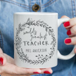 Taza De Café mundial más grande profesor moderno mínimo wreath<br><div class="desc">diseño de la corona de oro dibujado a mano por el maestro más grande del mundo. Flores extravagantes dibujadas a mano y texto de escritura moderno. Muestra a tu profesor que te importa este año con este diseño reflexivo.</div>