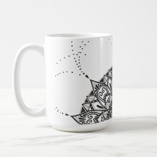 Taza De Café Muñeca de café de mandala blanca y negra (Izquierda)