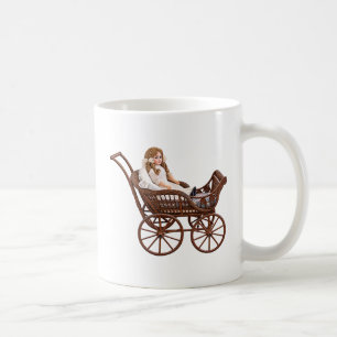 Taza De Café Muñeca de porcelana antigua en un carruaje de mimb