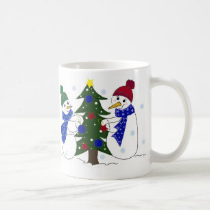 Taza De Café Muñecos de nieve decorando un árbol de Navidad