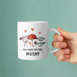Taza De Café Mushroom Me Haces Sentir Mushy Funny<br><div class="desc">El divertido diseño de una taza con ilustracion acuarela de setas con un texto que dice "me haces sentir musculoso".</div>