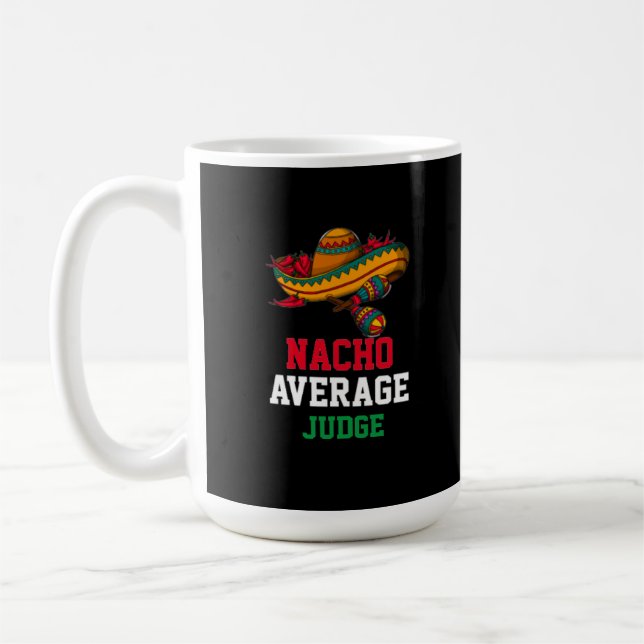Taza De Café Nacho: Juez promedio Mug (Izquierda)