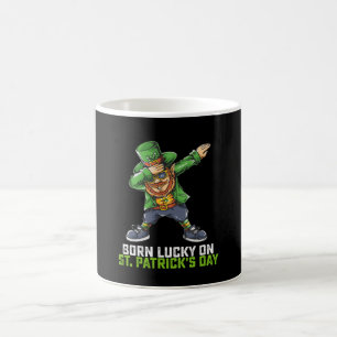 Taza De Café Nacido afortunado en el cumpleaños de Dabbing en e