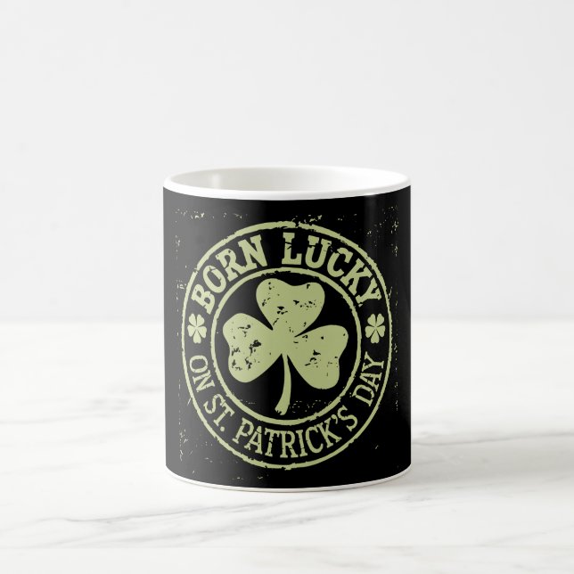 Taza De Café Nacido con suerte en el cumpleaños irlandés del Dí (Centro)