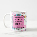 Taza De Café Nacido en 1929 90th Birthday Butterflies Añade tu<br><div class="desc">Un magnífico regalo personalizado de tazón de café para un miembro de la familia o un mejor amigo. Mariposas acuáticas en tonos pastel y bonito. El texto se edita fácilmente utilizando la plantilla proporcionada.</div>