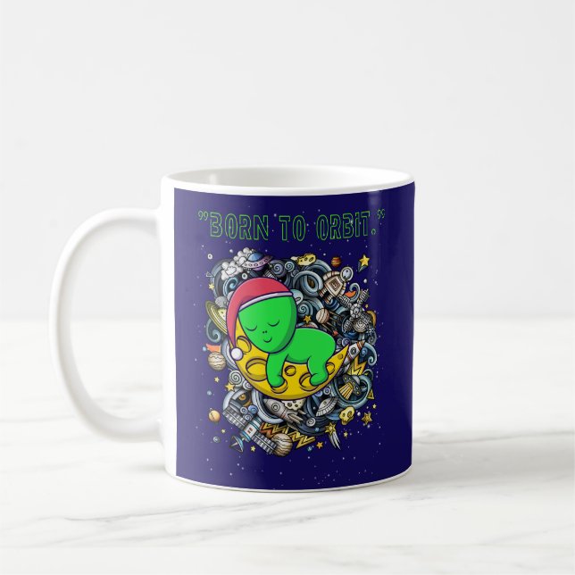 Taza De Café nacido para orbitar alienígena durmiendo (Izquierda)
