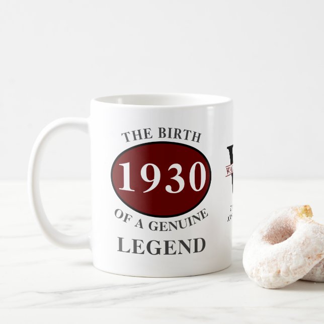 Taza De Café Nacimiento personalizado 1930 Monograma Nombre de  (Con donut)