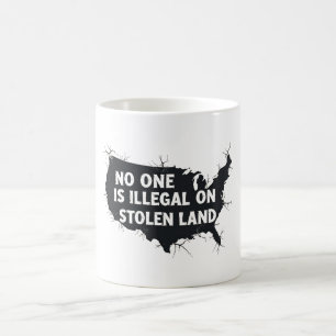 Taza De Café NADIE ES ILEGAL EN TIERRA ROBADA - Anti Racismo
