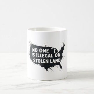 Taza De Café NADIE ES ILEGAL EN TIERRA ROBADA - Anti Racismo
