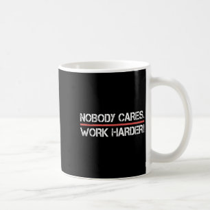 Taza De Café Nadie se preocupa camiseta de trabajo más duro - M