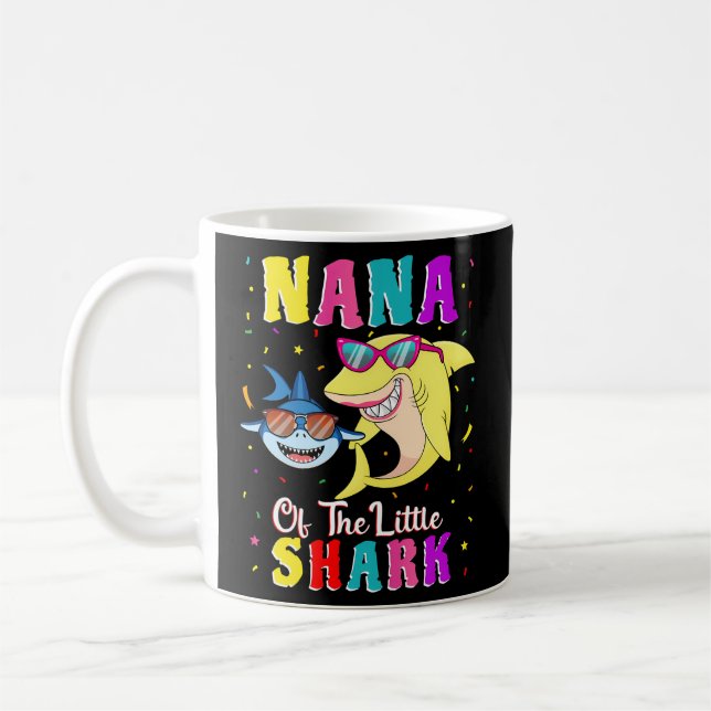 Taza De Café Nana Del Pequeño Nieto Del Tiburón Fiesta Del Tibu (Izquierda)