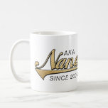 Taza De Café Nana Grandmom Mug "AKA Nana Since..."<br><div class="desc">Nana Grandmom Mug "AKA Nana Since... " Personalice borrando, "AKA Nana Since 2009" y "Te queremos tanto, Steven, Sarah, Karen, Robbie y Shana". Entonces elige tu estilo de fuente favorito, tamaño, color y texto para personalizar tu taza! Crea un simple regalo añadiendo algunas golosinas a la taza, envuélvala con celofán...</div>