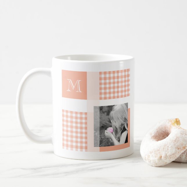 Taza De Café Naranja Añade tu foto Monograma moderno de Gingham (Con donut)