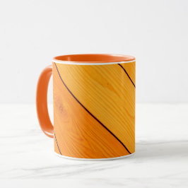 Taza de café naranja con patrón de madera