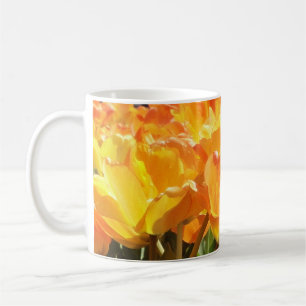 Taza De Café Naranja de cierre y tulipanes amarillos