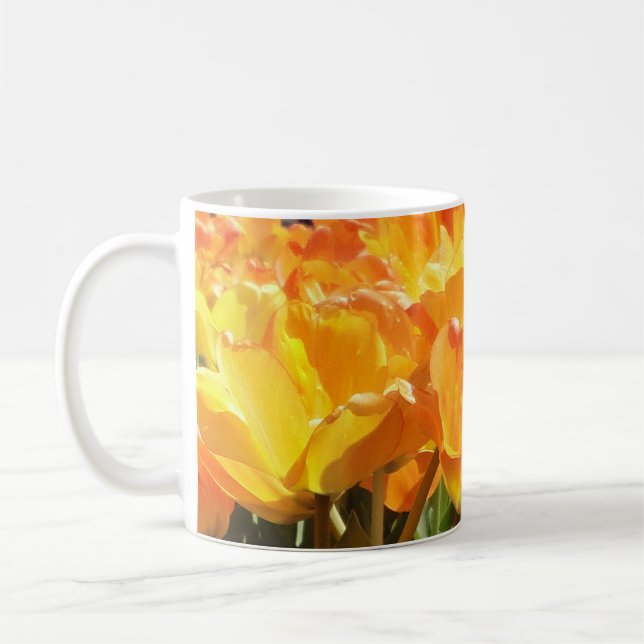 Taza De Café Naranja de cierre y tulipanes amarillos (Izquierda)