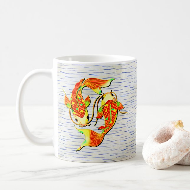 Taza De Café Naranja de peces Koi Carp Green sobre el fondo del (Con donut)