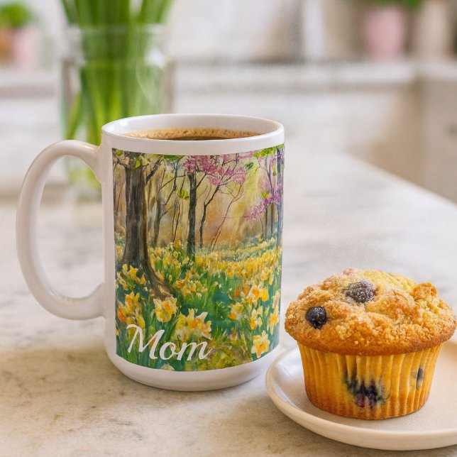 Taza De Café Narcisos en flor de primavera Mamá  (Mom’s forest mug with daffodils a warm, nature-inspired gift for spring mornings and Mother’s Day.)