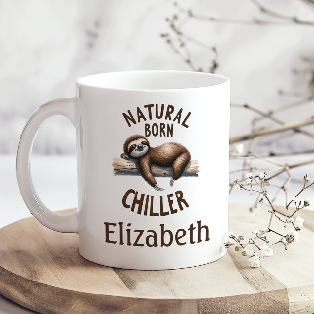 Taza De Café "Natural Born Chiller" Lema y nombre personalizado ("Natural Born Chiller" Cute Sloth & Custom Name Coffee Mug on a boho wooden kitchen table.)