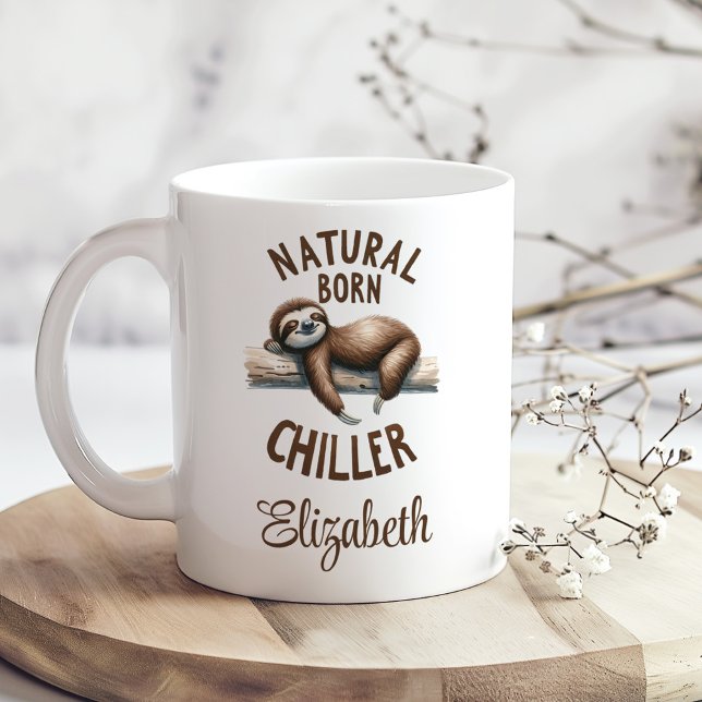 Taza De Café "Natural Borne Chiller" Nombre de guión y eslogan  ("Natural Born Chiller" Cute Sloth & Script Name Coffee Mug on a boho kitchen table with tiny flowers)
