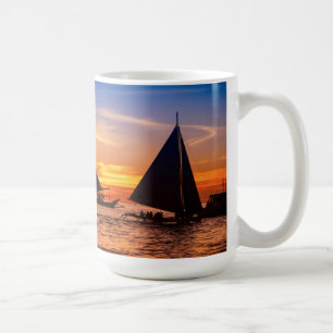 Taza De Café Navegación de Paraw en la puesta del sol