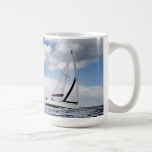 Taza De Café Navegación del yate en el mar abierto