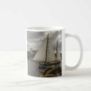 Taza De Café Navegando A Través Del Puerto Mug