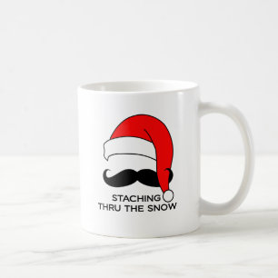 Taza De Café Navidad del bigote - Staching a través de la niev