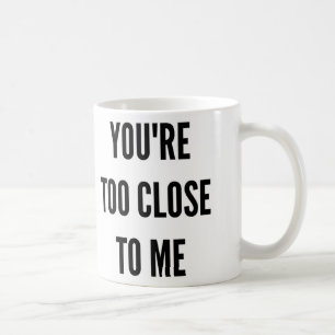 Taza De Café Navidad divertido usted está demasiado cercano a