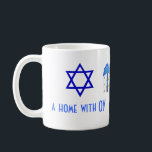 Taza De Café Navidad y Jánuca del humor del día de fiesta<br><div class="desc">Una taza linda del día de fiesta con un sentido del humor hace un regalo de la diversión para los hogares que combinan fes - judío y cristiano, Jánuca y navidad. La estrella del lado de David dice que un hogar con OY y el lado de Papá Noel dice un...</div>