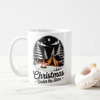 Taza De Café Navidades bajo la escena de acampada de las estrel
