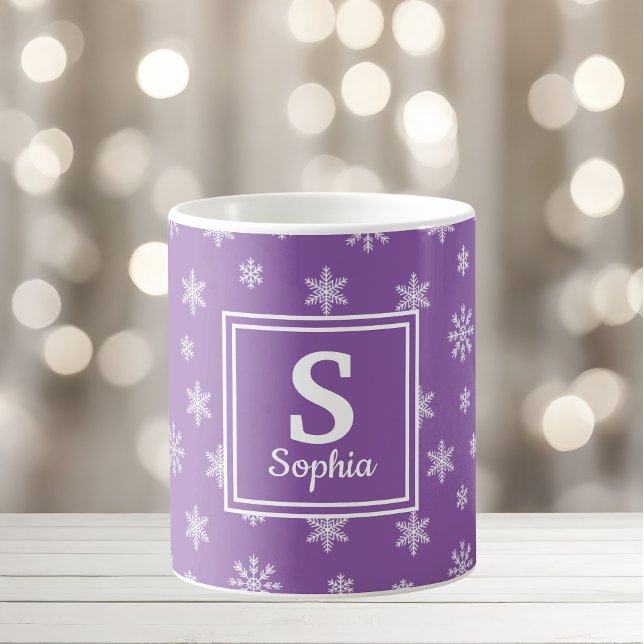 Taza De Café Navidades copos de nieve blancos Monograma púrpura (Subido por el creador)
